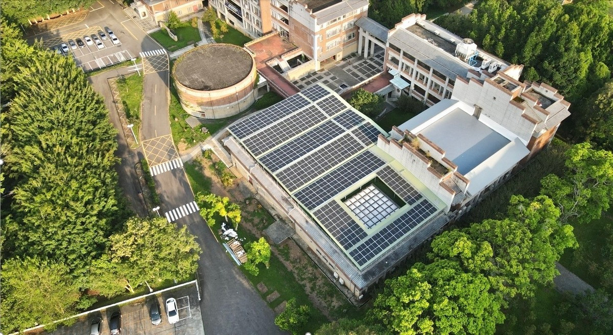 圖說：鳥瞰暨大方形劇場太陽能建設。（暨大提供）