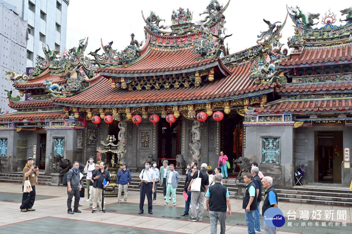 桃園景福宮說明戶外空間改善成果，展現古蹟保存結合舊城再生成果。<br />
