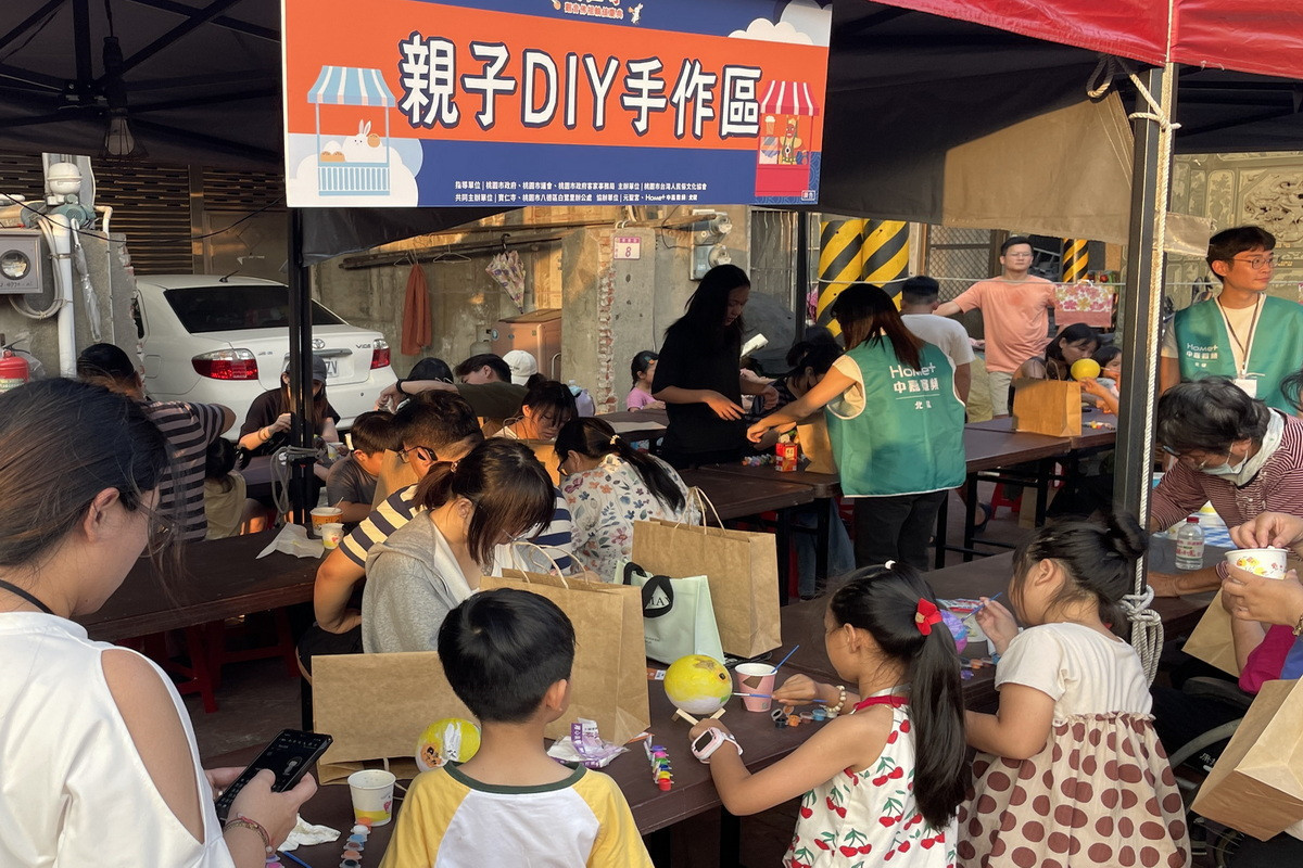 親子DIY手作月球燈。