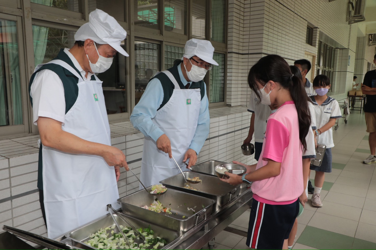 蔣萬安拿「鹹度儀」驗午餐　黃偉哲：免費是政策、品質才是責任