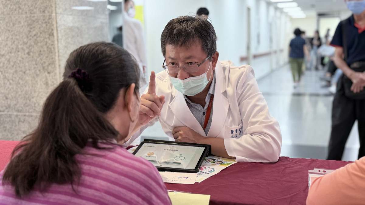 引導民眾認識「慢箋機」及預約抽血服務,降低因就醫流程不熟悉而產生的風險。照片提供:樂生醫院