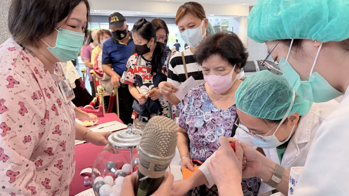 透過寓教於樂的闖關活動,邀請民眾共同認識病人安全,營造正向病安文化。照片提供:樂生醫院