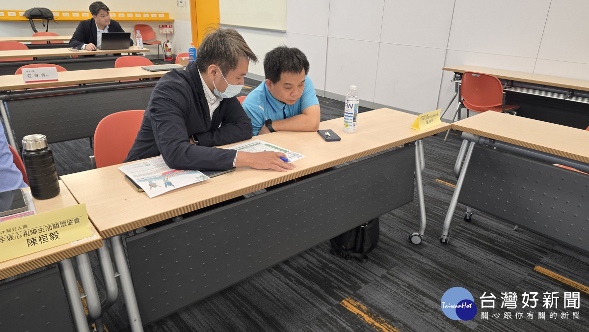 新光人壽透過保險說明、核保諮詢及保單健診,與視障朋友面對面交流,降低保險資訊與溝通落差。