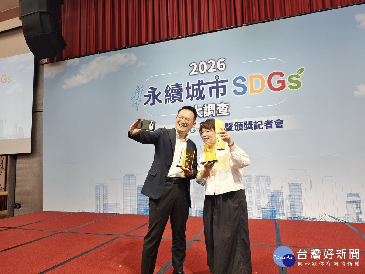 蘇副市長與貴賓一同自拍。