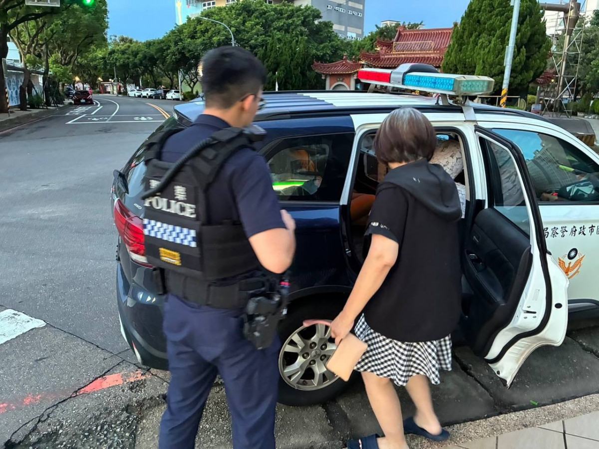 忘記帶錢遇暖警,壢警耐心協調助青年平安返家 。