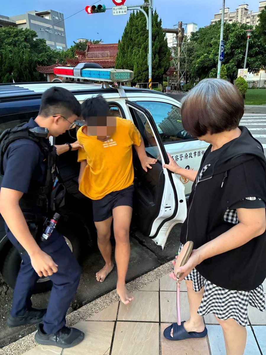 忘記帶錢遇暖警　中壢警耐心協調助青年平安返家  　　