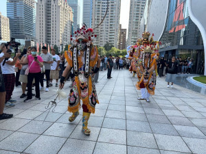 台中國家歌劇院9/30舉行10週年慶，先以《十年一醮》為概念，由九天民俗的福祿壽三仙、官將首與神將從戶外廣場展開祈福繞境。（圖/地方中心）