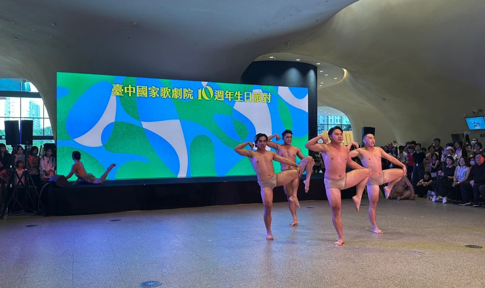 台中歌劇院第一屆駐館藝術家布拉瑞揚帶領舞團重返歌劇院,精選《路吶》演出片段。(圖/地方中心)<br />