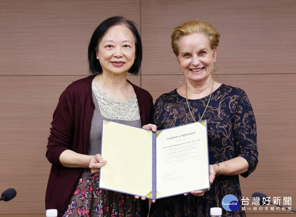 周繡玲院長(左)頒發謝狀給予Cynda H. Rushton教授(右)