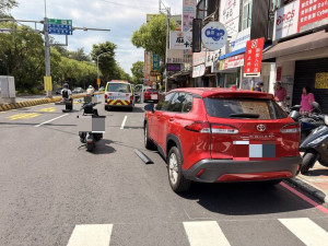 竹市光復路發生一起開門不慎，導致後方機車騎士撞上車門受傷的事故。