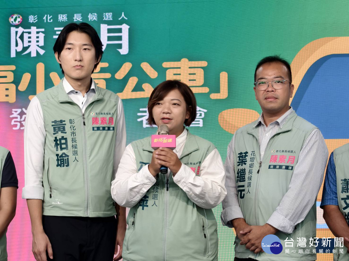 溪洲鄉長候選人巫宛萍(中)力挺小黃公車。圖/記者鄧富珍攝