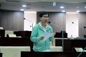 吳議員說消防人員勤務繁重應休假都休不了，應補發經費。（記者扶小萍攝）