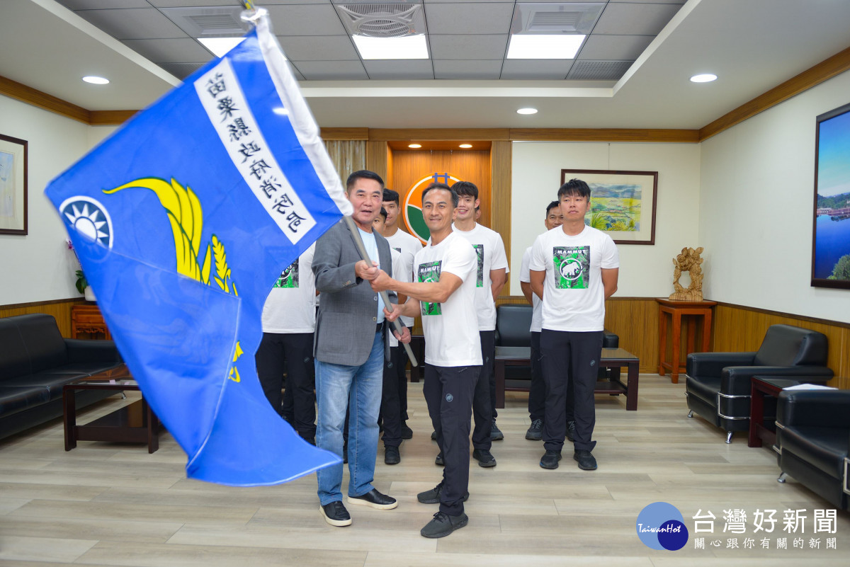 2026國際車禍救援挑戰賽登場　鍾東錦授旗苗消代表隊祝旗開得勝
