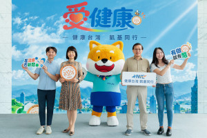 健康幣10月1日正式上路，凱基人壽實踐「健康台灣 凱基同行」精神，於總部大樓及全台132個通訊處同步展開「愛健康」宣導推廣活動，總經理郭瑜玲(左二)親自參與，鼓勵民眾從日常落實健康行動。