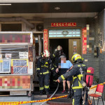 潭子雅潭路透天厝起火，67歲婦人受困套房，消防員電話引導避難後救出送醫。（圖/陳招宗翻攝）