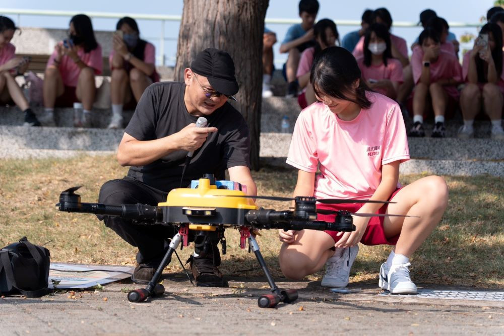 「新興科技發展計畫－無人機體驗營」 經由教練指導，學生近距離觀察及操作無人機。(圖/嶺東科技大學)<br />
