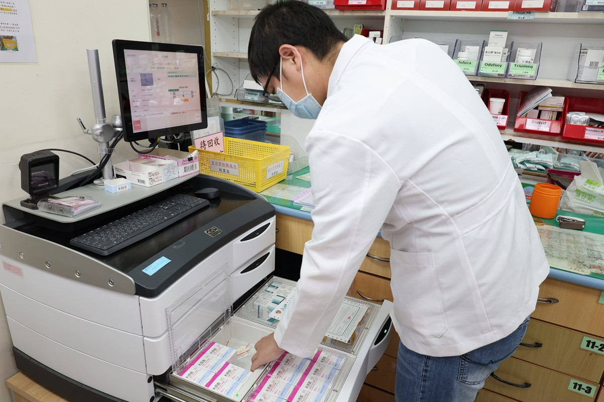智慧藥櫃上線　管制藥品從「人工找藥」變成「刷碼才開」