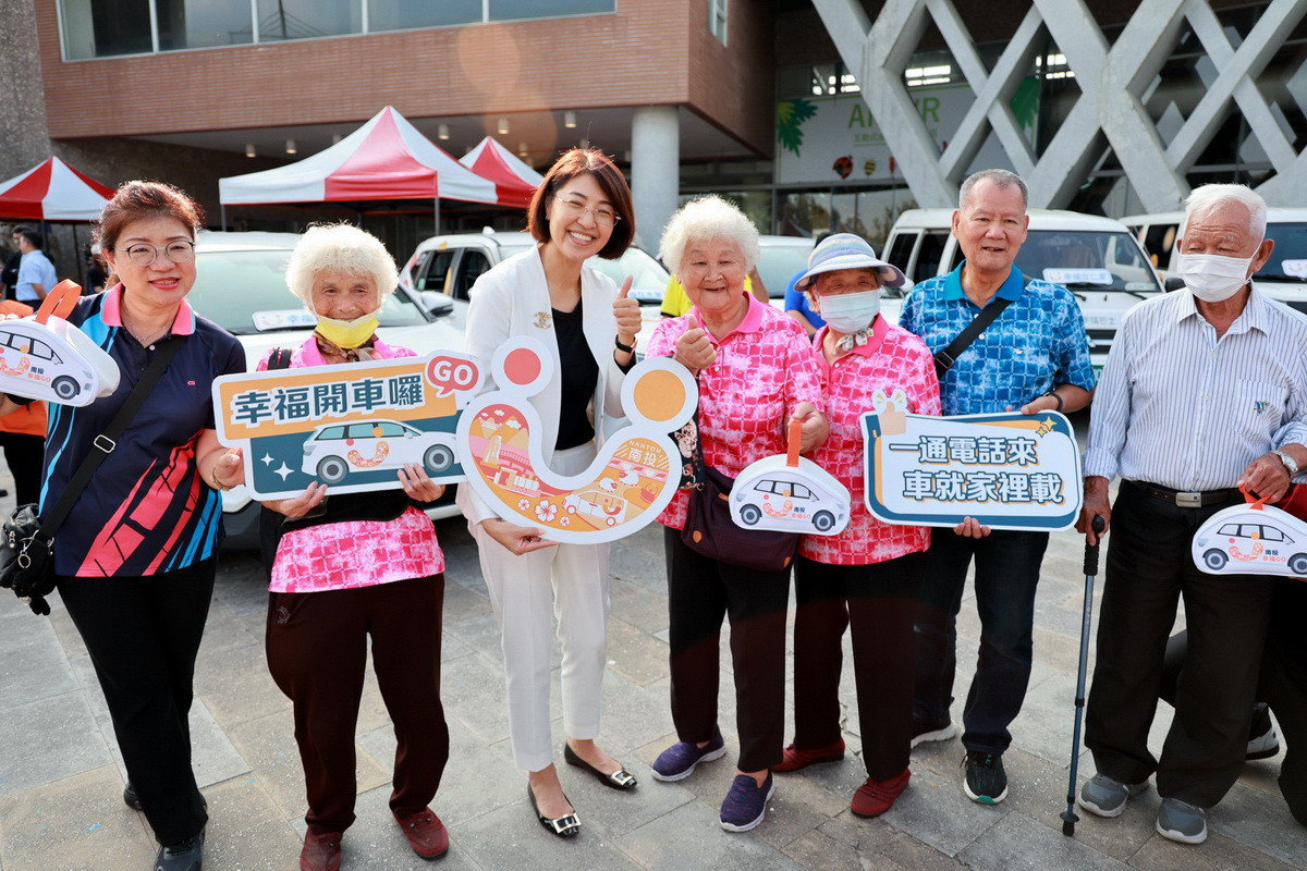 長輩感謝許縣長照顧老人家出門便利性。(縣府提供)