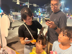 嘉義市政府警察局結合「光織影舞」，設置互動防詐攤位，透過沉浸式體驗網頁，讓遊客親身辨識盜帳號與網購詐騙手法／警方提供