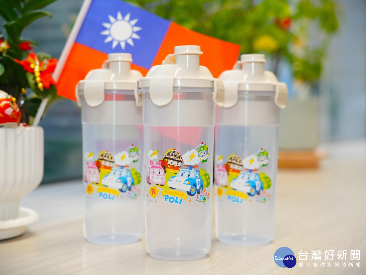 雙十國慶升旗典禮紀念小物「POLI密扣式水壺」限量發送