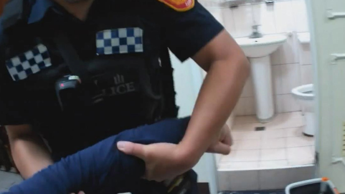 一碗麵翻倒地上！獨居男跌倒困床邊5小時　警靠備份鑰匙救命