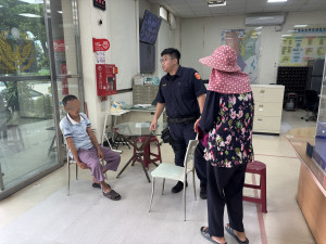 警方及熱心司機伸出援手，家屬深表感謝，讓這對結伴的老夫妻平安與家人團聚。