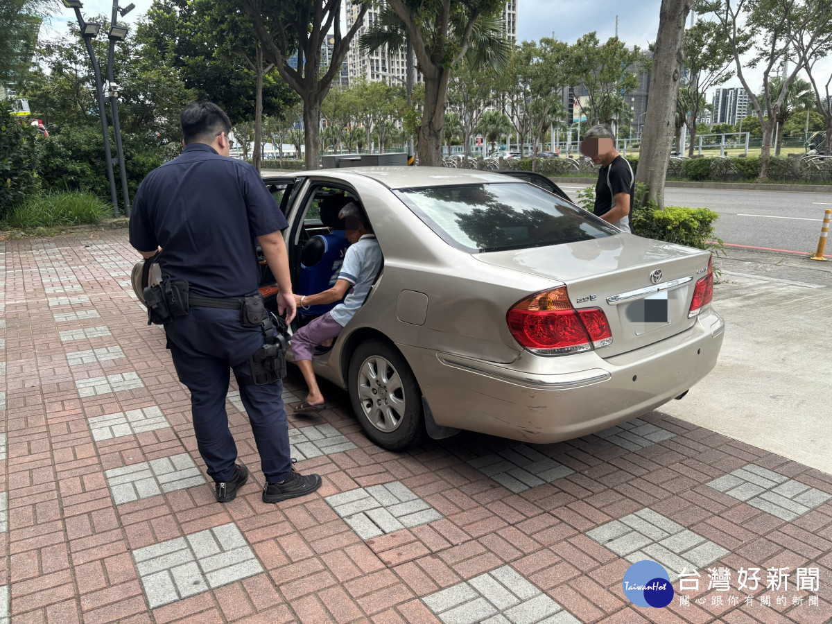警方及熱心司機伸出援手,家屬深表感謝,讓這對結伴的老夫妻平安與家人團聚。