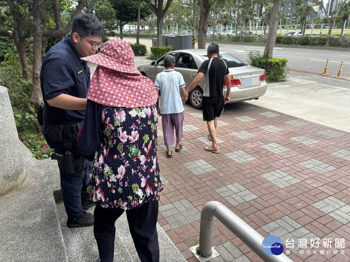 警方及熱心司機伸出援手,家屬深表感謝,讓這對結伴的老夫妻平安與家人團聚。