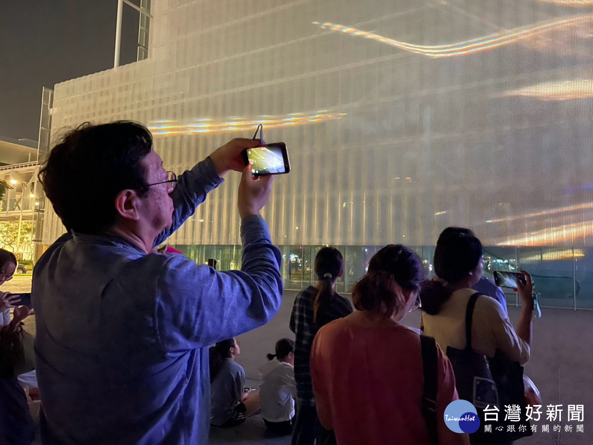 Sony集團首席技術長北野宏觀賞《城市之鏡》展演,感受光影與建築交織的現場體驗