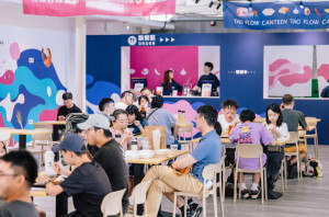 「桃源好味食堂」主視覺，以躍動飛散的構圖呈現多元族群香料、風味與米食交融的城。