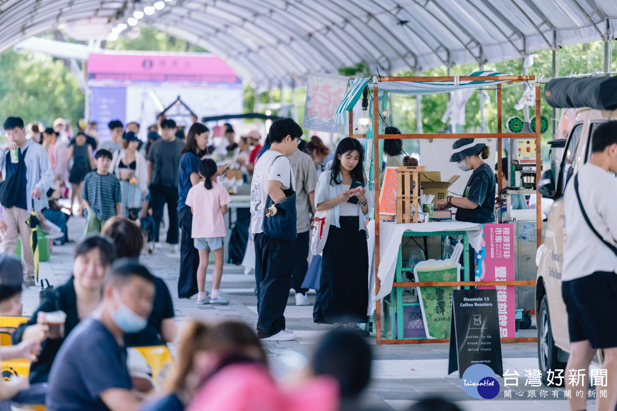 「桃源好味市集」現場一隅,匯聚多元餐飲類攤商及胖卡餐車。<br />