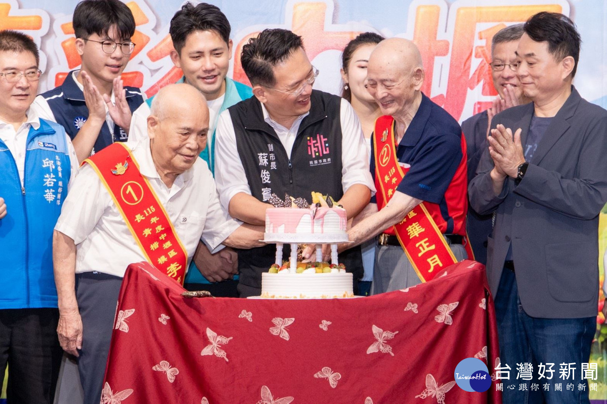 蘇副市長與長輩一起切蛋糕。<br />
<br />
