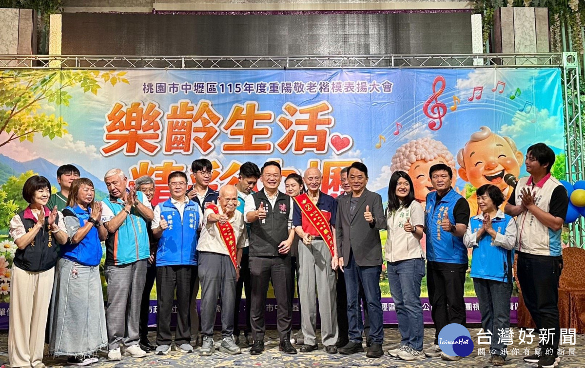 蘇副市長與長輩合影。