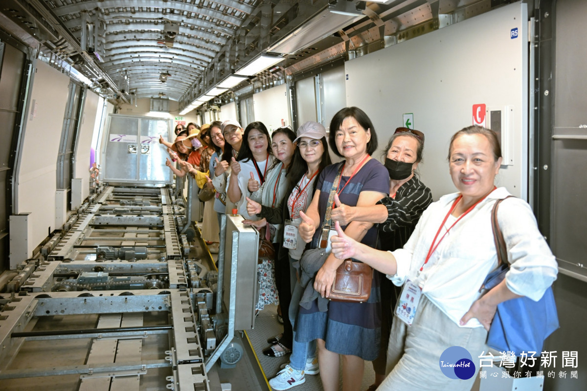 安排長者參訪桃捷行控中心及實體模型車,認識機場捷運營運及列車安全設施。