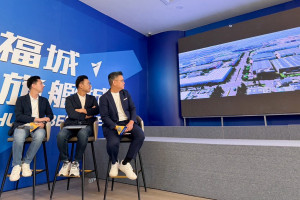 國民黨台中市長參選人江啟臣（中）公布競選形象影片。