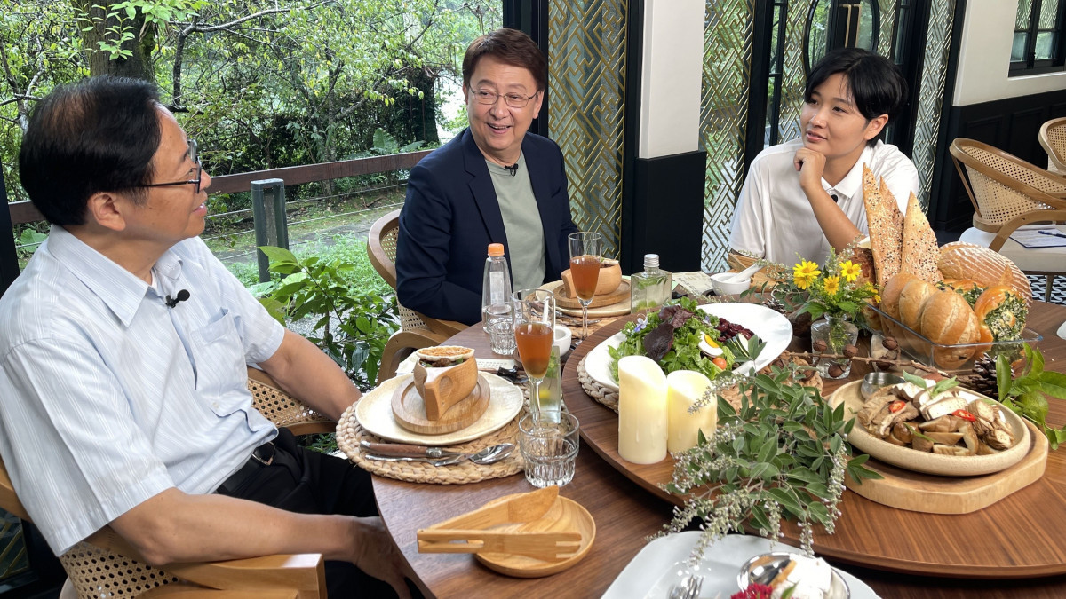 桃園市長張善政與主持人李四端合影。