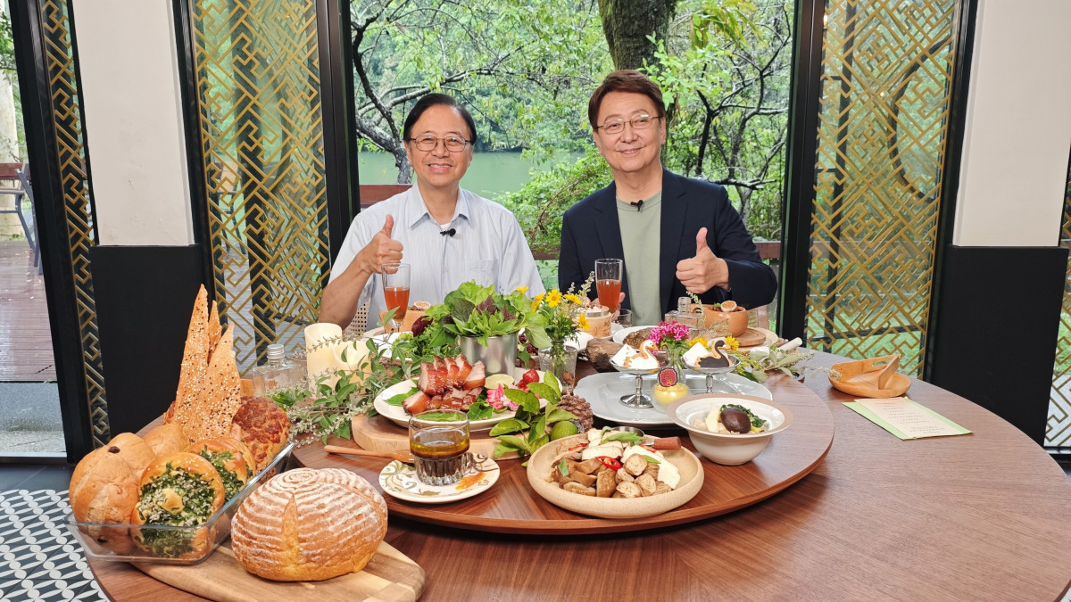 桃園市長張善政與主持人李四端合影。