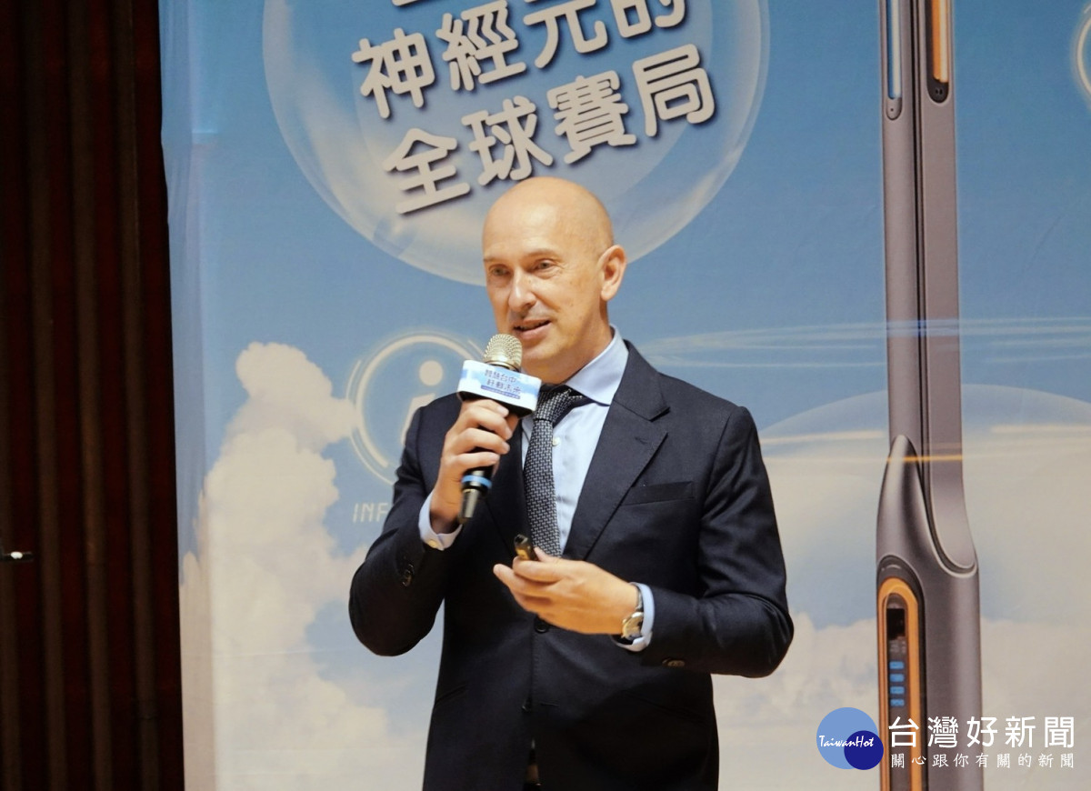 法國尚特盧布里市市長Olivier Colaisseau進行專題演講