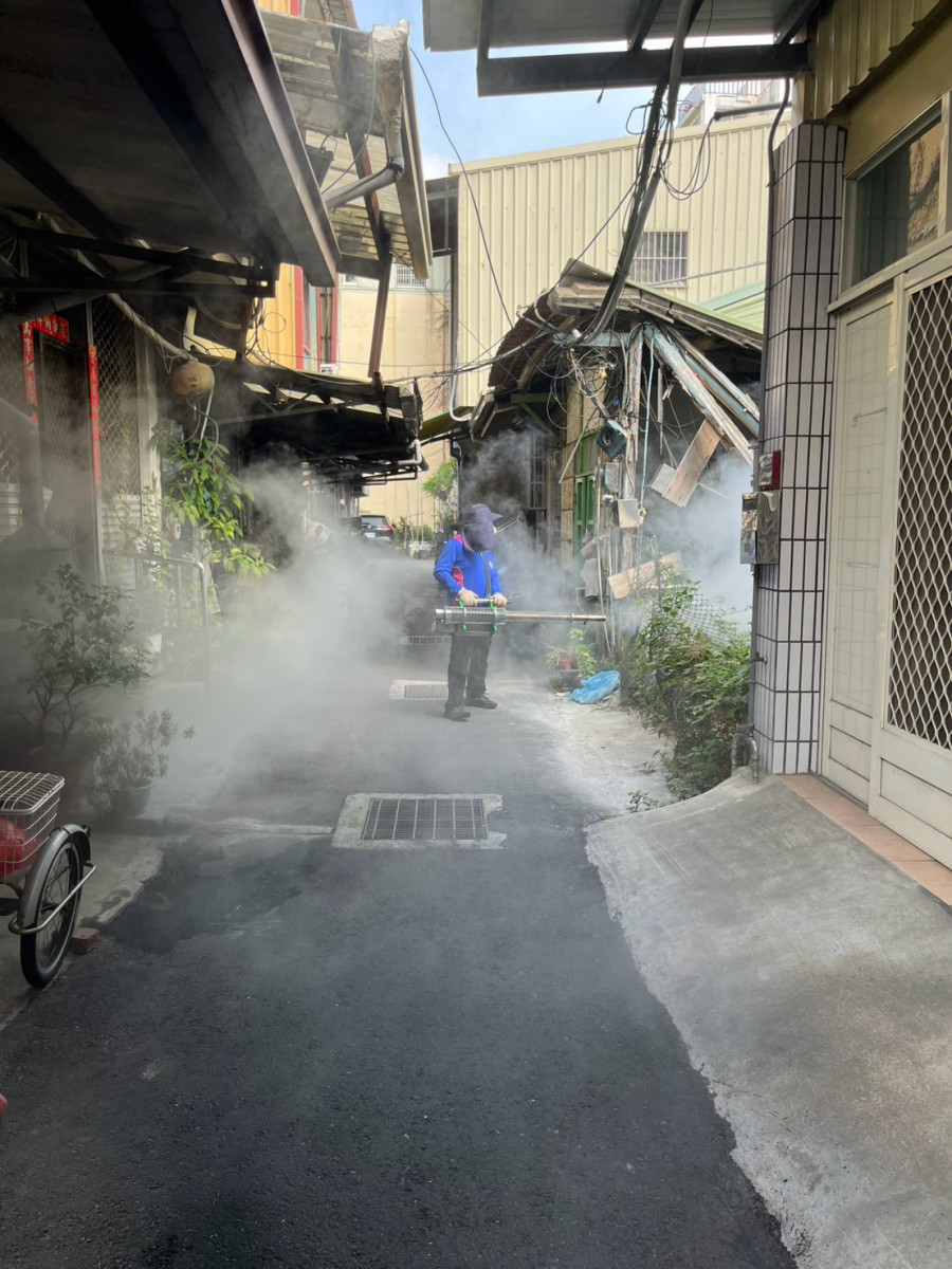 清潔隊防疫大作戰連巷弄都進入清毒。圖/彰化市公所提供