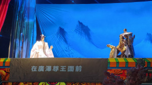 嘉義市西區忠應堂為慶祝保安廣澤尊王聖誕，邀請雲林黃俊雄布袋戲舉辦戶外公演，讓民眾重溫「雲州大儒俠」的經典人物與掌中風華。（圖／記者陳致愷攝影）