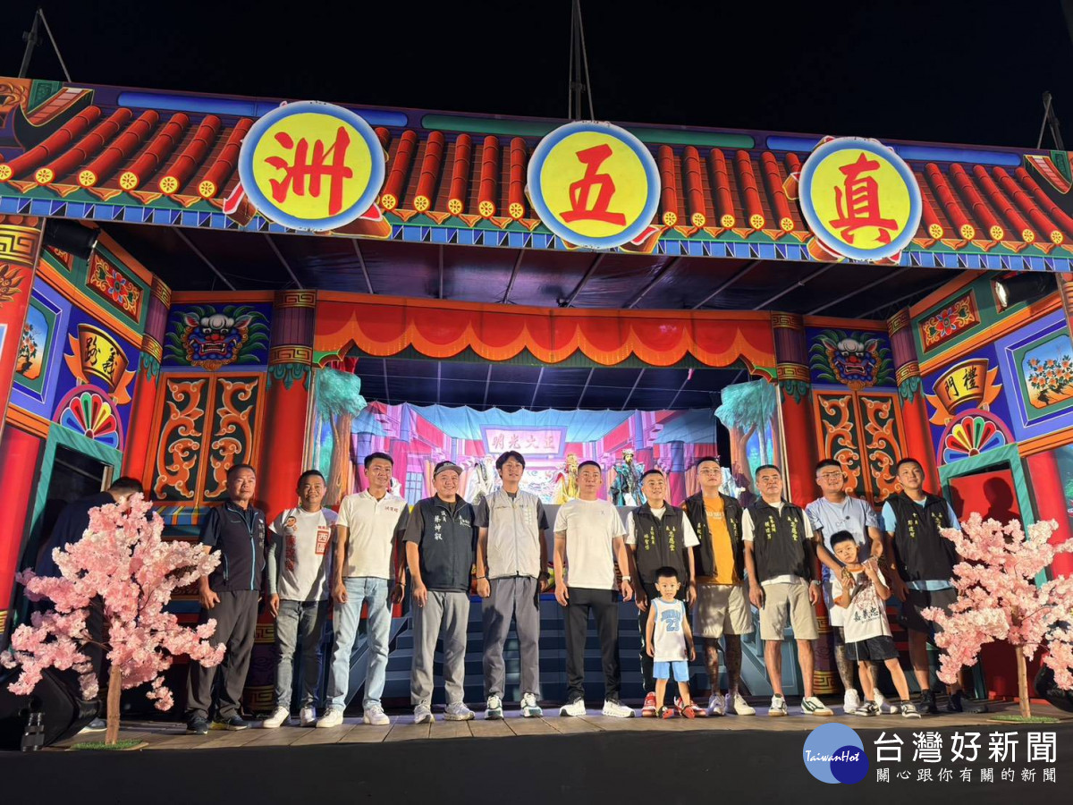 嘉義市西區忠應堂為慶祝保安廣澤尊王聖誕,邀請雲林黃俊雄布袋戲舉辦戶外公演,讓民眾重溫「雲州大儒俠」的經典人物與掌中風華。(圖/記者林詩涵攝影)