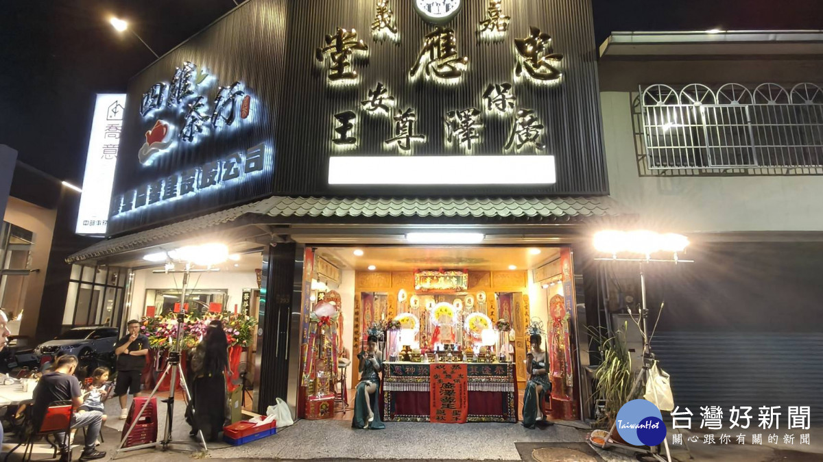 嘉義市西區忠應堂為慶祝保安廣澤尊王聖誕,邀請雲林黃俊雄布袋戲舉辦戶外公演。(圖/記者陳致愷攝影)