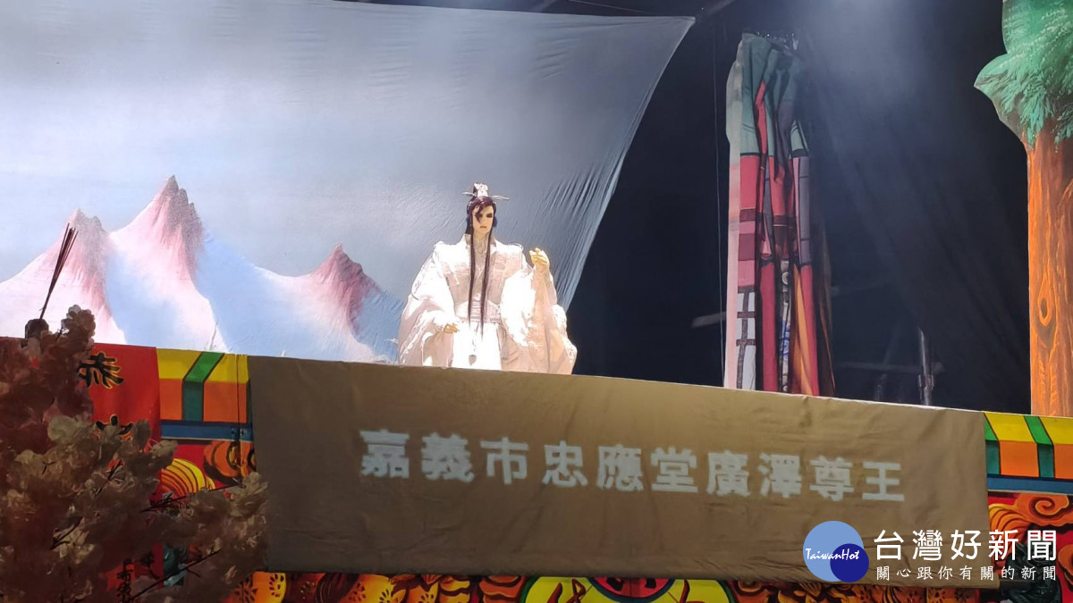 嘉義市西區忠應堂為慶祝保安廣澤尊王聖誕,邀請雲林黃俊雄布袋戲舉辦戶外公演,讓民眾重溫「雲州大儒俠」的經典人物與掌中風華。(圖/記者陳致愷攝影)