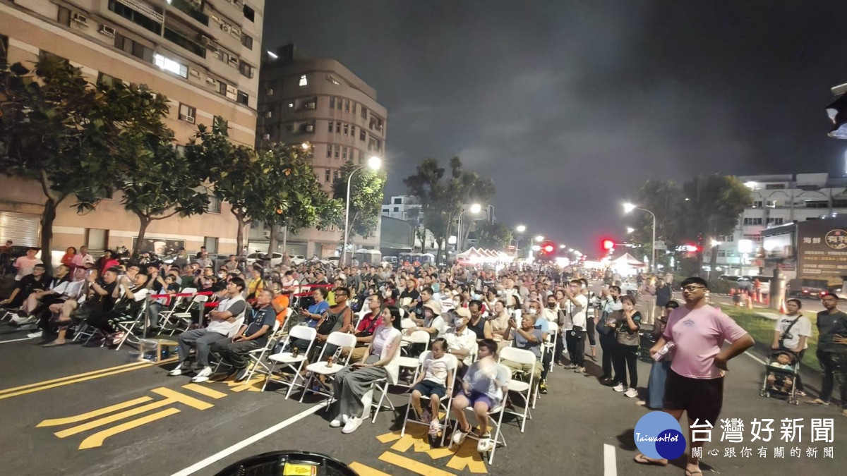 嘉義市西區忠應堂為慶祝保安廣澤尊王聖誕,邀請雲林黃俊雄布袋戲舉辦戶外公演。(圖/記者陳致愷攝影)