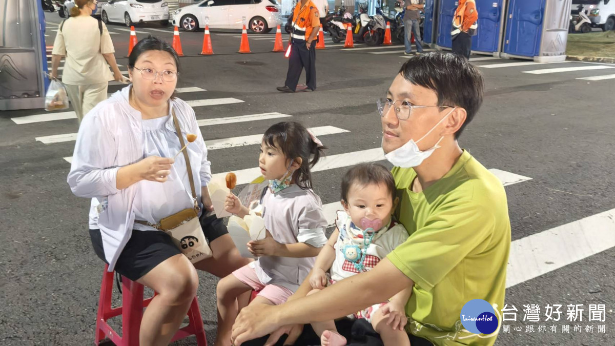 父母抱著幼兒一同看戲,呈現不同世代共享戲台樂趣的溫馨畫面。(圖/記者陳致愷攝影)