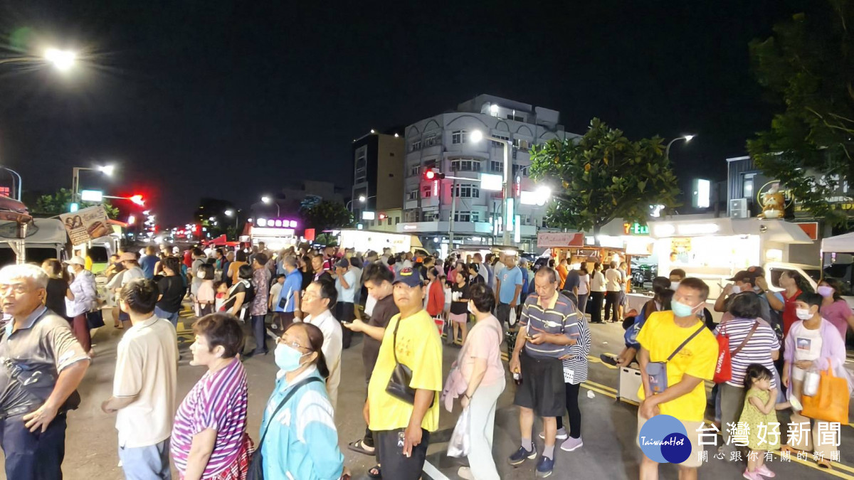 現場準備千份免費福食,吸引民眾攜家帶眷前來,共享傳統戲曲與美食。(圖/記者陳致愷攝影)