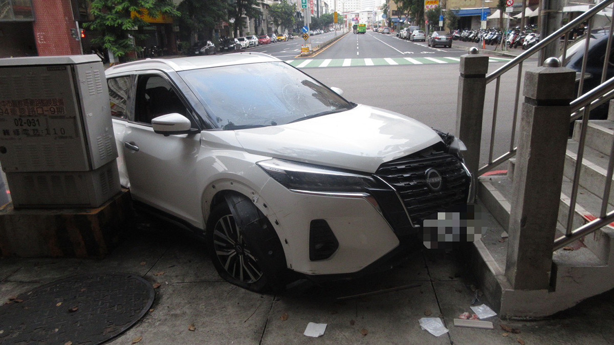 黃男駕車轉彎失控撞天橋,再擦撞3名19歲行人,所幸送醫後均無大礙。