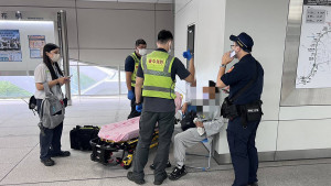 嬤捷運站突發高血壓倒不下去　捷警、消防接力救援暖心一幕。（圖/陳招宗翻攝）
