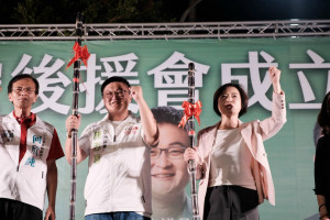 年底地方公職人員選舉逼近，民進黨台中市長候選人何欣純與市議員施志昌舉行「大安後援會成立晚會」，力挺選民參加踴躍。（記者陳榮昌攝）