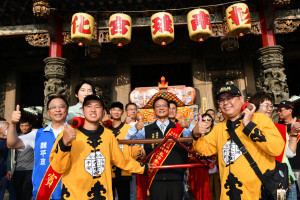 遶境主委林世賢市長扶開基三媽鑾轎正式起駕。圖／彰化市公所提供